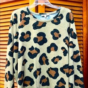 Women’s Top in Animal Print. Size XL